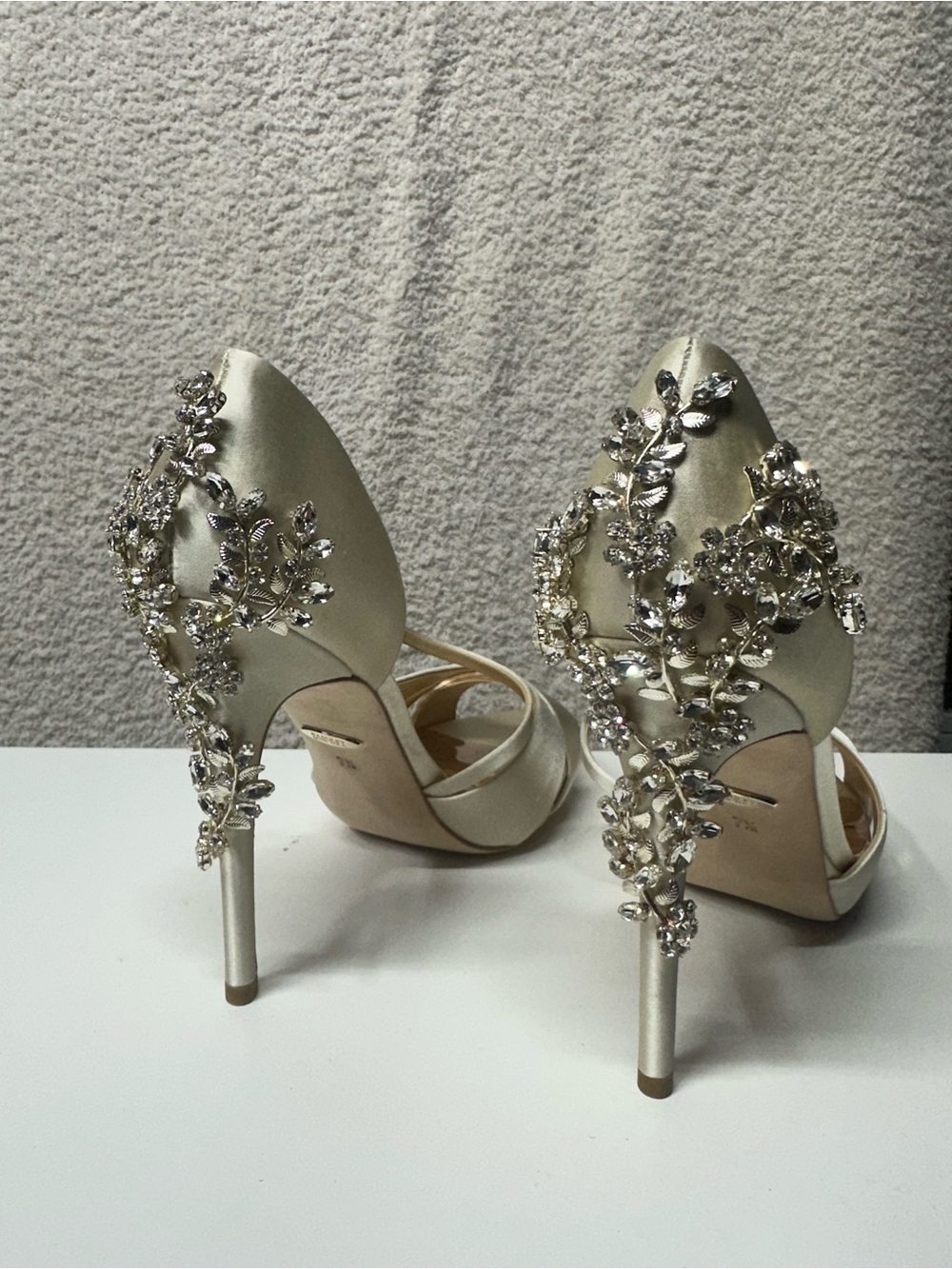 Badgley Mischka Size 7.5 Ivory Satin Crystal Embellished Bridal Heels - Picture 3 of 7